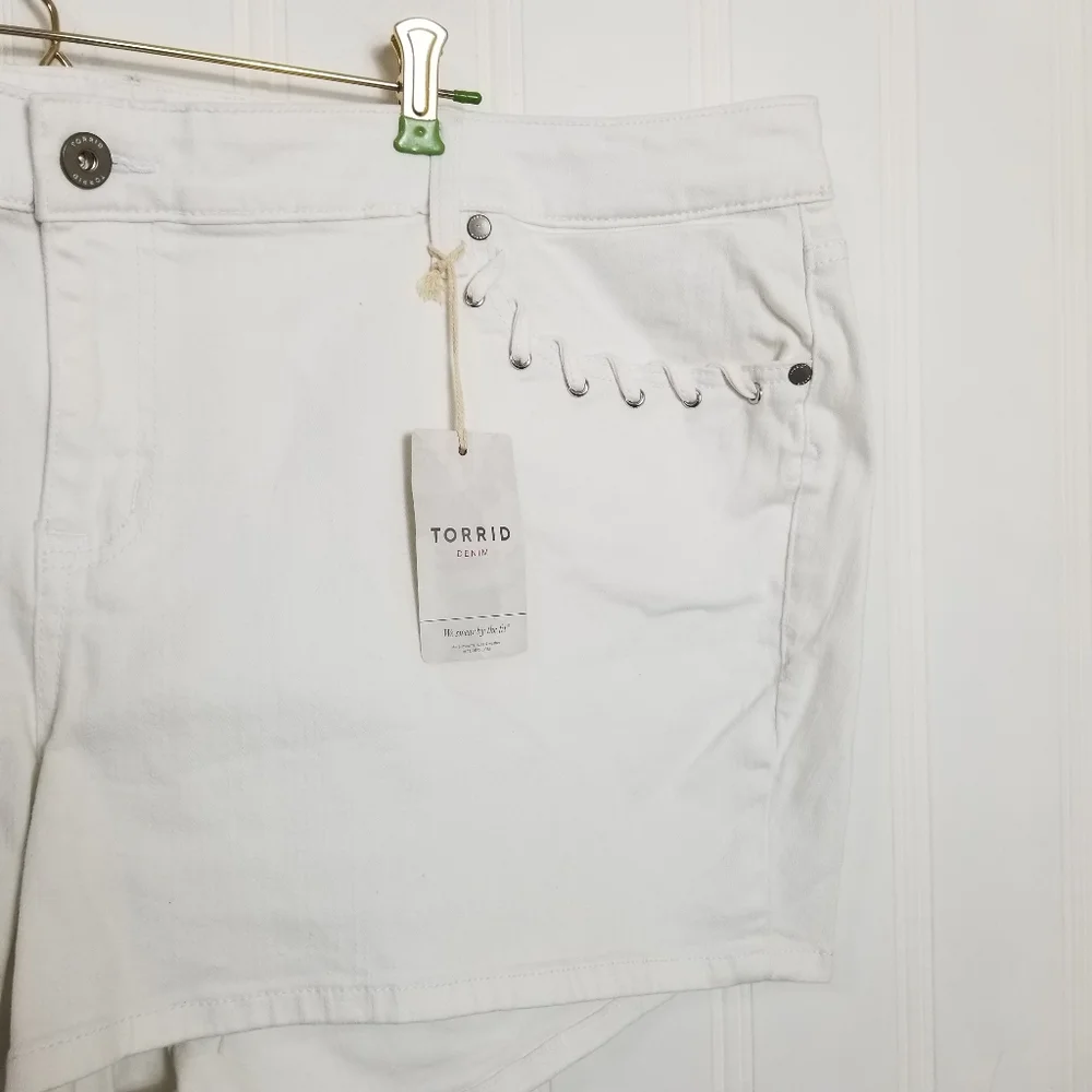 Torrid White Denim Jean Shorts Size 26 NWT Whip Stitch Pockets Trendy 2026 Denim